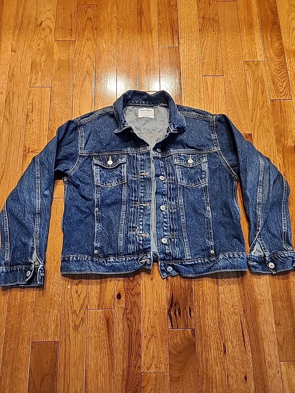 Men’s Old Navy denim trucker jacket in size large. Made from 100% cotton